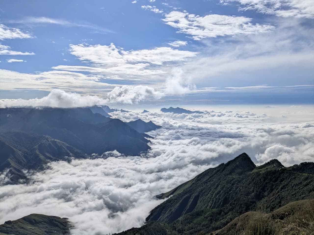 A view of cloud bed from Meehsappulimala.